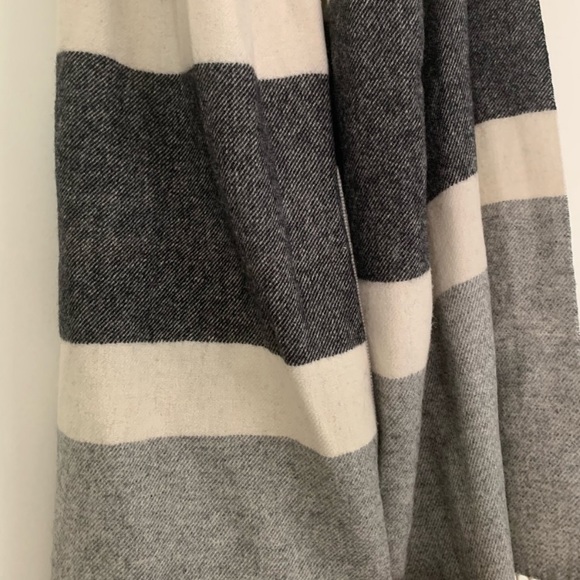 🎉HP🎉 NWT Madewell Grey and White Wool Striped Boho Cape - Picture 9 of 10